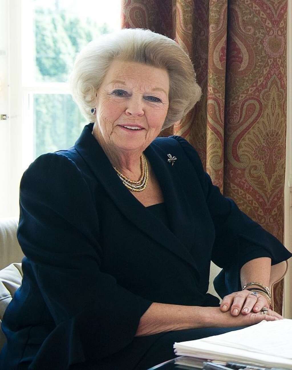 Beatrix - L'abdication en 2013 de la reine Beatrix des Pays-Bas le 30 avril 2013, à l'âge de 75 ans, en faveur de son fils Willem-Alexander, intervient après 33 ans de règne. Déjà, la reine Juliana avait abdiqué le 30 avril 1980, jour de son 71e anniversaire, en faveur de Beatrix, sa fille aînée. Juliana avait été intronisée en septembre 1948, au surlendemain de l'abdication de sa mère, la reine Wilhelmine.