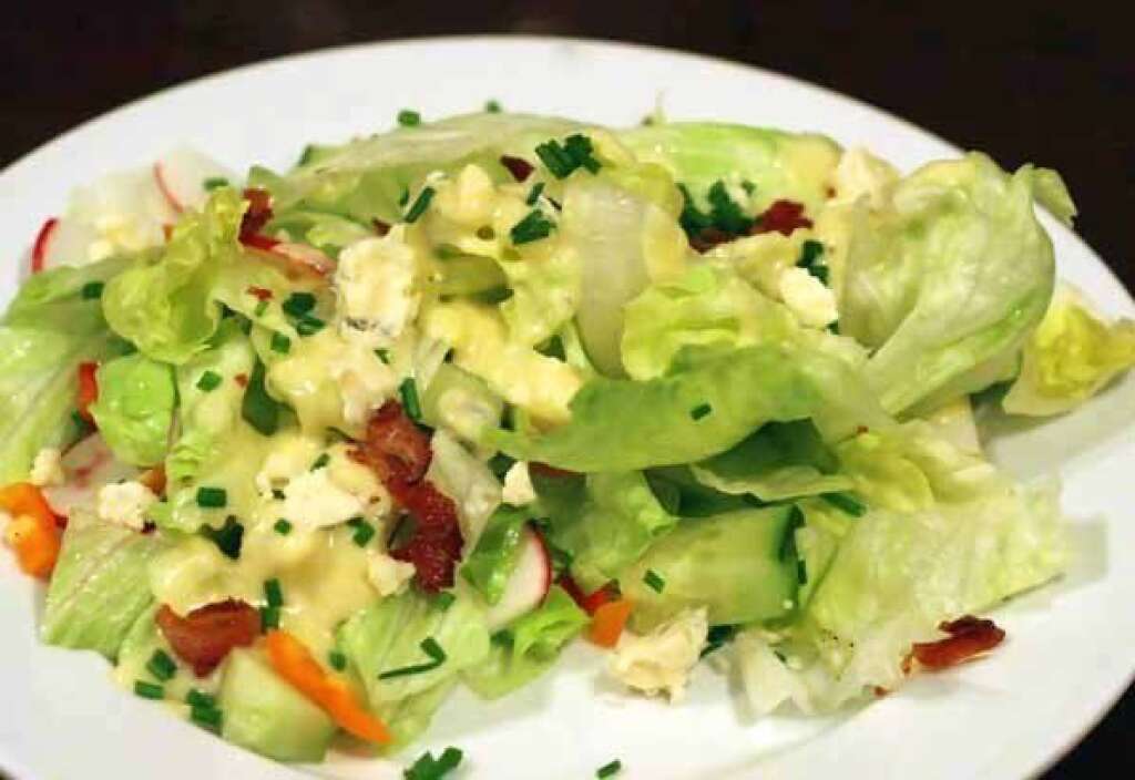 La dernière place (mais toujours pas si pire!): la salade Iceberg - <a href="http://nutritiondata.self.com/facts/vegetables-and-vegetable-products/2476/2">Pour 100 grammes: </a> 14 calories 1 gramme de fibres 18 milligrammes de calcium 2.8 milligrammes de vitamine C 502 Unités Internationales de vitamine A  Le plus foncées sont les feuilles, le plus de nutriments elles contiennent.