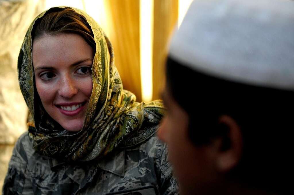 Hijab - <a href="http://fr.wikipedia.org/wiki/Hijab" target="_blank">Il désigne plus particulièrement le voile que des femmes musulmanes se placent sur la tête en laissant le visage apparent. </a>