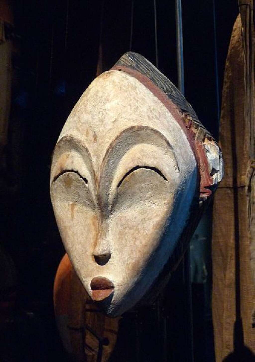 Musée du Quai Branly: Art Africain - <strong>Masque blanc</strong>, population Punu, Gabon.   <em>Bois, pigments dont kaolin. Musée du quai Branly.</em>