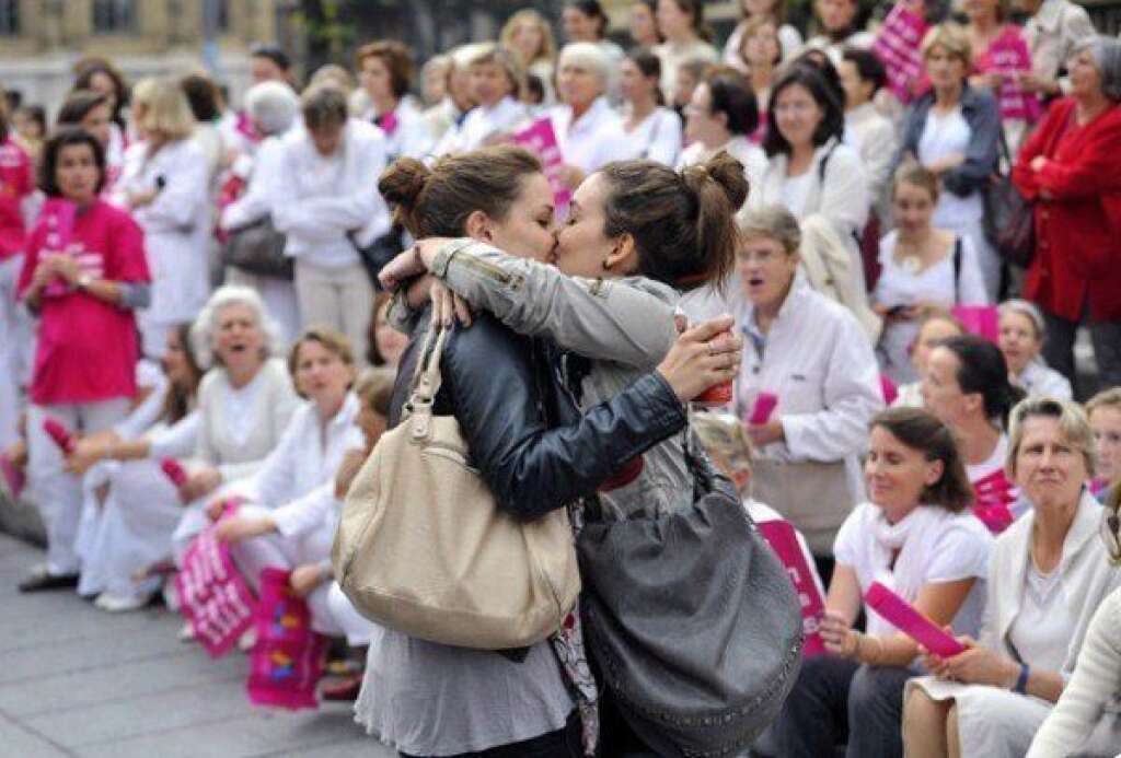 10- Le baiser lesbien de Marseille, pendant une manifestation anti mariage gay (2012) - <a href="https://twitter.com/ggjulien">Le twitter de Gérard Julien</a>