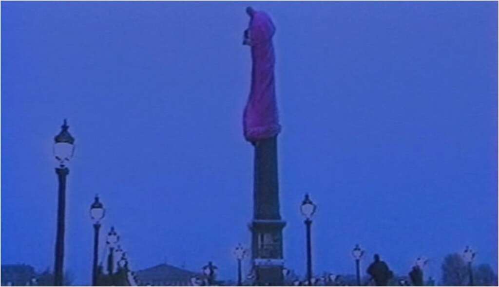 1993: un préservatif géant place de la Concorde - Préservatif géant sur l'obélisque de place de la Concorde à Paris, le 1er décembre 1993, à l'occasion de la Journée mondiale du Sida. Long de 30 mètres, il est le symbole de tous les morts du Sida depuis dix ans.