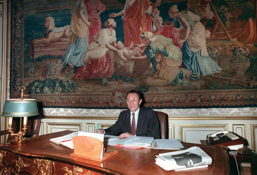 Michel Rocard (1988-1991), le plus 49.3 - <p>Pour inaugurer son second septennat, François Mitterrand nomme son ancien rival au Parti socialiste. Il reste trois ans à Matignon, durant lesquels seront créés notamment la CSG ou le RMI.</p>  <p>Il est le premier ministre qui a le plus utilisé l'article 49.3 (28 fois) et possède le record du nombre de ministres avec 49 membres. </p>