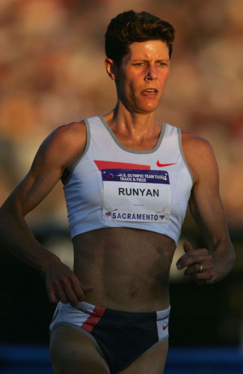 Marla Runyan, athlétisme (États-Unis) - Première athlète aveugle à être alignée aux JO, à Sydney en 2000. Bien plus qu'une simple participation, Marla Runyan s'était qualifiée pour la finale du 1500 m en athlétisme et avait même terminé 8e de la course. Deux ans plus tard, au marathon de New York, elle finira première Américaine.