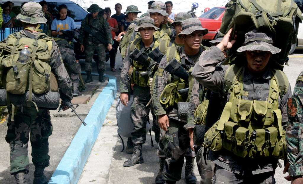 Des commandos montent à bord d'un avion pour se diriger vers Tacloban. - Le 10 Novembre 2013.