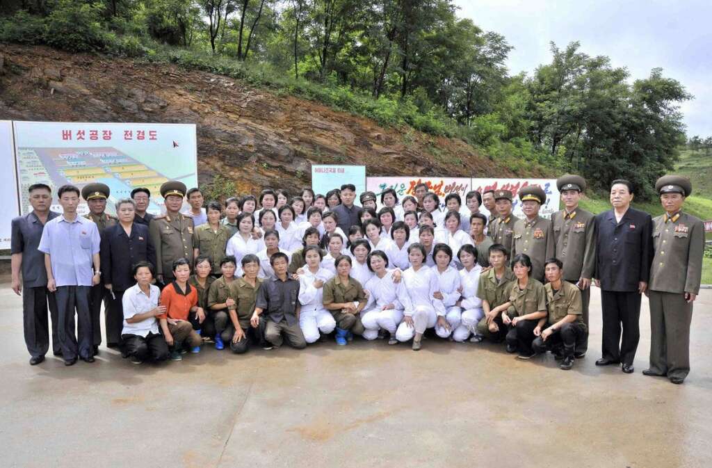 Kim Jong-Un pose avec le personnel d'une ferme à champignons -