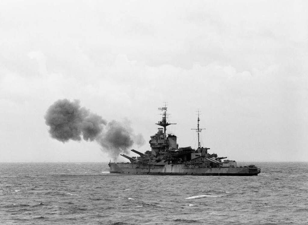 La marine britannique bombarde les bunkers allemands -  A ce jour, le débarquement de Normandie a réuni l'une des plus importantes armada: 2.727 bateaux chargés de véhicules et de matériel escortés par 590 navires de guerre, dont 23 croiseurs et 5 cuirassés.
