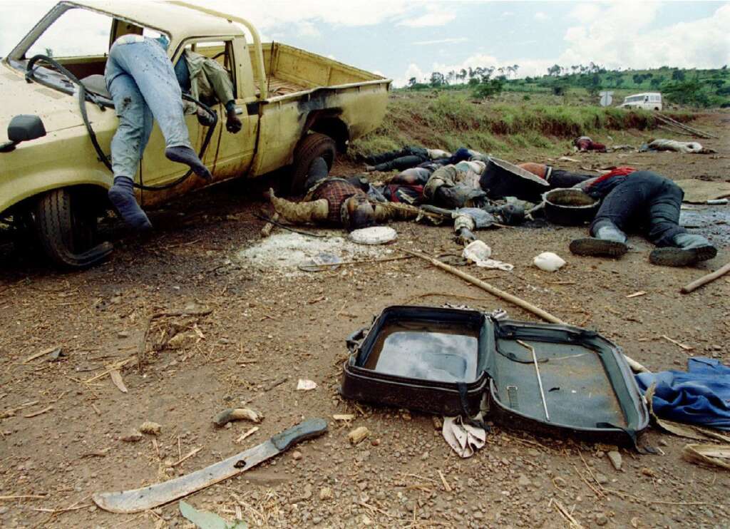 7 avril 1994 - Le 7 marque le début des massacres. D'avril à juillet, le génocide fait, selon l'ONU, 800.000 morts, essentiellement des Tutsi. 500 parachutistes français évacuent plus d'un millier de ressortissants français et étrangers. (Photo prise le 8 mai 1994).
