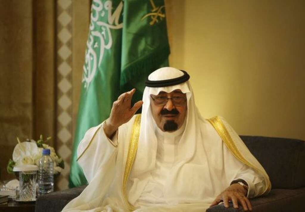 23 janvier - Abdallah ben Abdelaziz al-Saoud - Le roi d'Arabie saoudite est mort, lui qui était âgé d'environ 90 ans (sa date de naissance exacte reste inconnue). Il souffrait d'une pneumonie. Le prince Salmane, 79 ans, lui a succédé sur le trône du premier pays exportateur de pétrole, qui est un acteur-clé du Moyen-Orient.  <strong>» Lire notre article complet <a href="http://www.huffingtonpost.fr/2015/01/23/mort-roi-abdallah-arabie-saoudite-salman-nouveau-roi_n_6529380.html?1421994531&utm_hp_ref=france" target="_blank">en cliquant ici</a></strong>