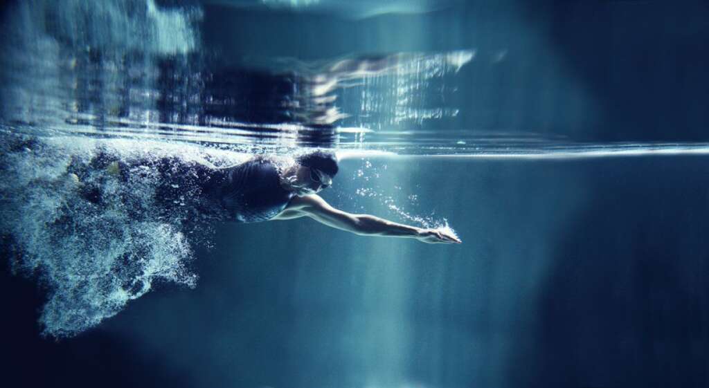 Nager - Selon une étude de l'université de Harvard sur 160 nageurs, ceux qui nagent régulièrement encore à 60 ans auraient une vie sexuelle comparable à des gens de 40 ans. La natation améliore l'endurance et donne de l'énergie. Nager peut aussi vous aider à perdre du poids, et à vous muscler de façon harmonieuse (tous les muscles sont entraînés).