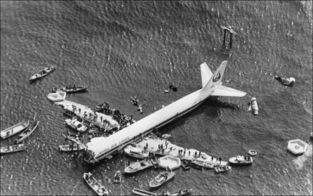 9 février 1982 - Le pilote d'un DC-8 de la Japan Airlines met son appareil en piqué au moment de l'atterrissage près de Tokyo et s'écrase, faisant 24 morts. L'enquête conclut à une crise de folie suicidaire.