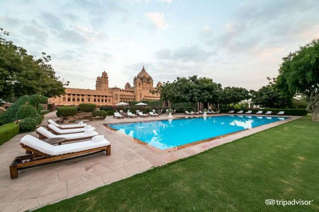 3.  Taj Umaid Bhawan Palace Jodhpur — Jodhpur, Inde - <p>Cet hôtel de luxe est le berceau de la famille royale de Jodhpur (et reste la 6e plus grande résidence privée au monde). Il dispose de 64 chambres et suites d'inspiration Art déco, situées à seulement 20 minutes de l'aéroport. Ce palais se trouve sur 26 acres de jardins luxuriants abritant des paons vivants et une longue piscine. Spa, yoga et méditation sont aussi au programme.</p>  <p>Prix moyen annuel d'une chambre: 693 euros.</p>