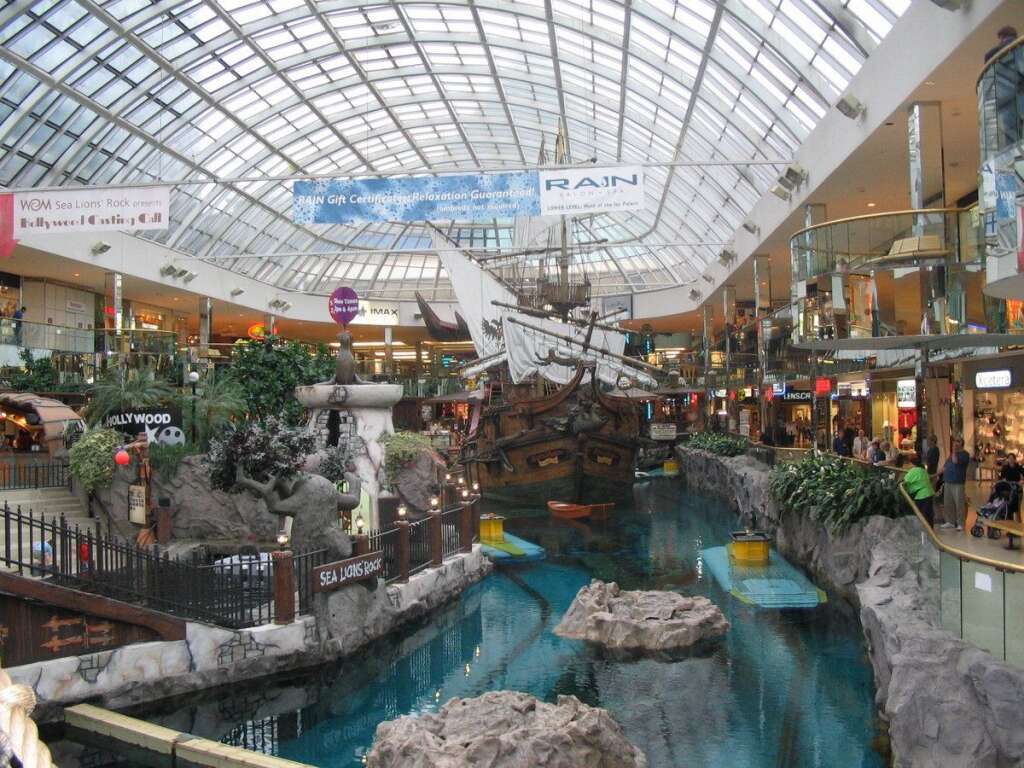 6. Faire du shopping dans des centres commerciaux immenses - A Montréal, vous découvrirez un autre monde avec la ville souterraine, ce qui permet aussi pendant l’hiver de continuer à sortir malgré les températures très basses. Il existe <a href="http://www.monnuage.fr/photos/point-d-interet/99653/444652" target="_blank">d’immenses centres commerciaux</a> qui font partie des plus grands d’Amérique du Nord comme à Edmonton et à Toronto avec l’Easton Center. Certains ressemblent presque à des parcs d’attractions.
