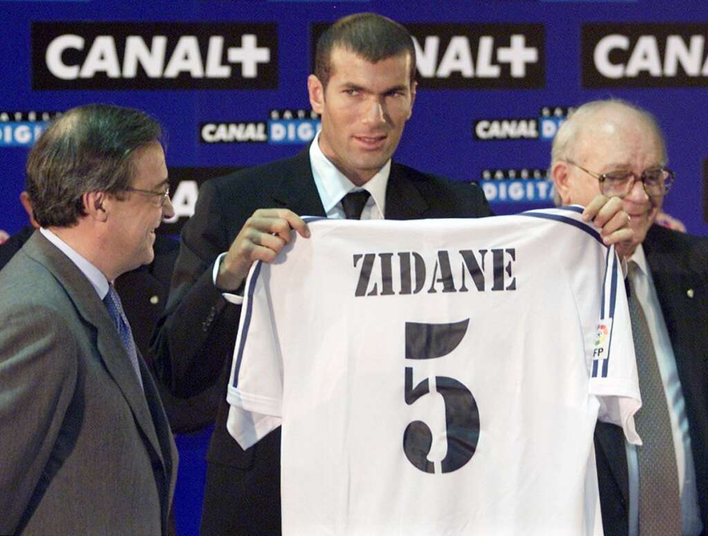 2. Zinedine Zidane (2001) : 93,52 millions d'euros - Bien que transféré de Juventus pour 76 millions d'euros en 2001, le réajustement permet au Français de se classer deuxième position, grâce à une inflation de 23%).