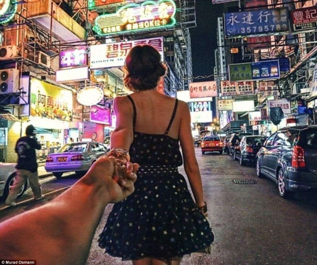 Il prend des photos de sa copine aux quatre coins du monde - À Hong-Kong