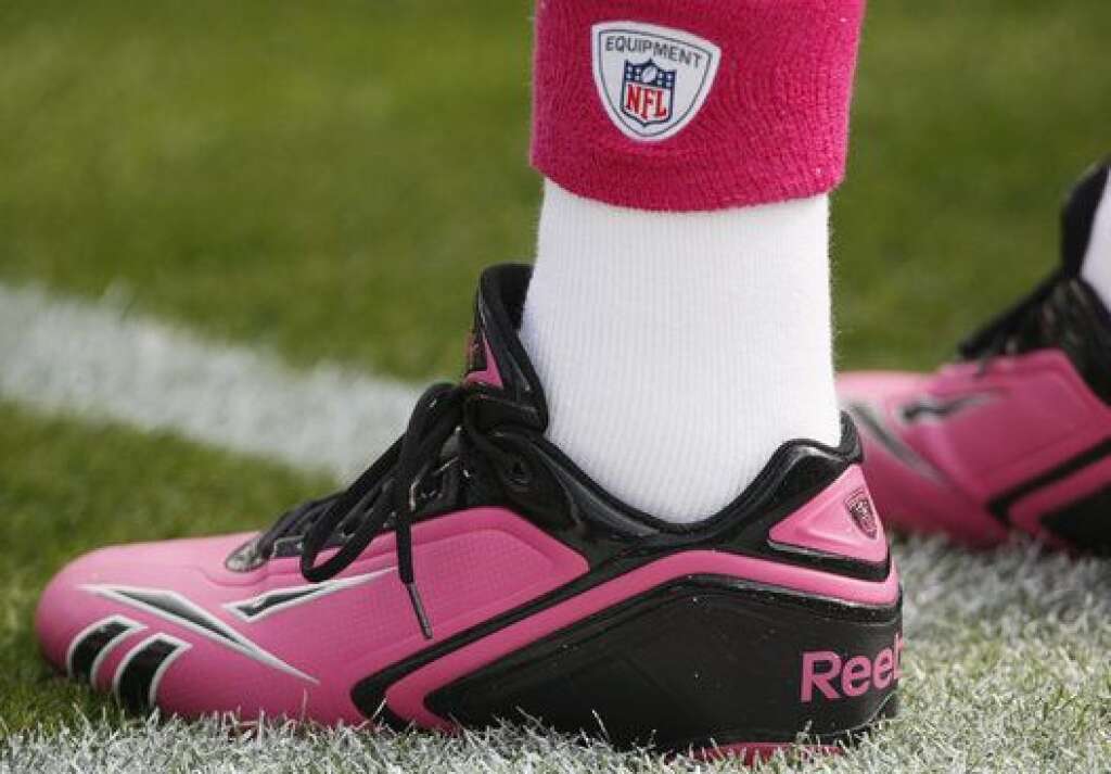 Les Broncos de Denver (une équipe de football américain) portent des vêtements roses, face aux Dallas Cowboys.   (octobre 2009)