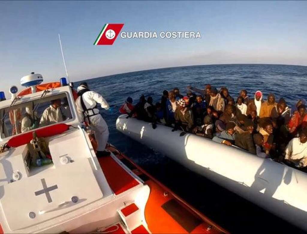 2015 - <strong>19 avril - ITALIE :</strong> Le naufrage d'un chalutier chargé de migrants au large des côtes libyennes pourrait avoir fait 700 morts, selon le Haut-Commissariat des Nations unies pour les réfugiés (HCR). Le navire a chaviré avec à son bord plus de 700 personnes, rapportent 28 survivants récupérés par un navire marchand. Selon les garde-côtes italiens, quelque 24 corps ont été récupérés. <br> <br>  <strong>16 avril - ITALIE :</strong> Le naufrage d'une embarcation transportant des migrants venus de Libye fait 41 disparus, selon le récit de quatre survivants. Ces derniers racontent qu'ils étaient 45 à avoir embarqué à bord d'un canot pneumatique pour traverser la Méditerranée et que l'embarcation a fait naufrage. <br> <br>  <strong>12 avril - ITALIE :</strong> Jusqu'à 400 migrants disparaissent dans le naufrage d'une embarcation de fortune en Méditerranée, selon des témoignages de survivants débarqués dans le sud de l'Italie. Des rescapés assurent qu'il y avait au total 500 à 550 personnes à bord du bateau parti des côtes libyennes, dont de nombreux jeunes. <br> <br>  <strong>11 février - ITALIE :</strong> Plus de 300 migrants disparaissent en mer lorsque les bateaux pneumatiques sur lesquels ils avaient pris place chavirent au large de la Libye. 29 autres meurent de froid pendant leur sauvetage dans des conditions extrêmes par les gardes-côtes italiens. <br> <br>  <em>(Photo: au large des côtes siciliennes le 15 avril 2015)</em>