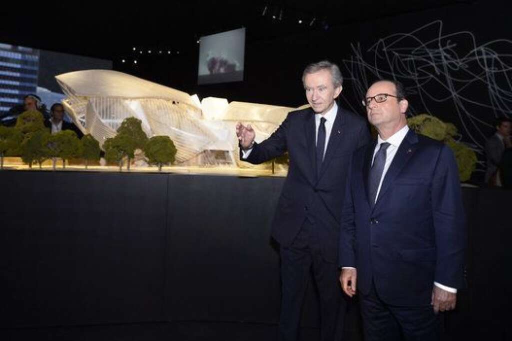 - Bernard Arnault et François Hollande devant une maquette de la fondation Vuitton.