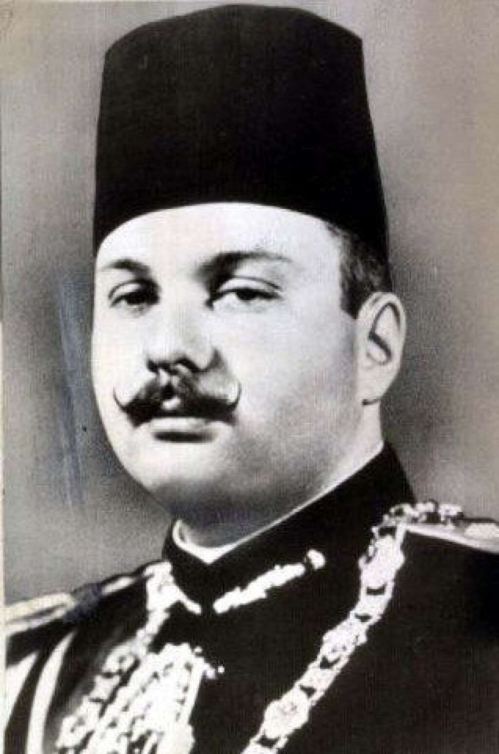 Farouk Ier - Le roi Farouk Ier d'Egypte abdique en juillet 1952 lors de la révolution menée par Nasser, seize ans après son accession au trône. Son fils, Fouad II lui succède, mais est contraint de rejoindre sa famille en exil après la proclamation de la République moins d'un an plus tard, en juin 1953.