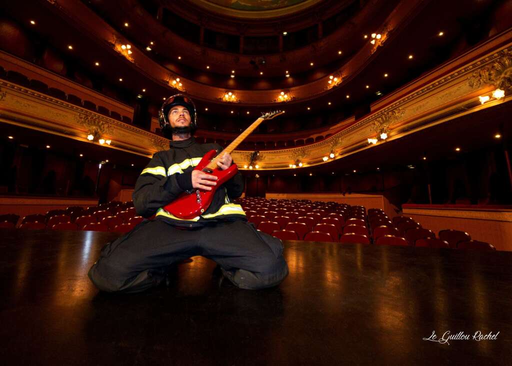 Calendrier Pompiers Rennes 2019 - Pour le mois de novembre, ce pompier va mettre le feu sur la scène de l'Opéra de Rennes.