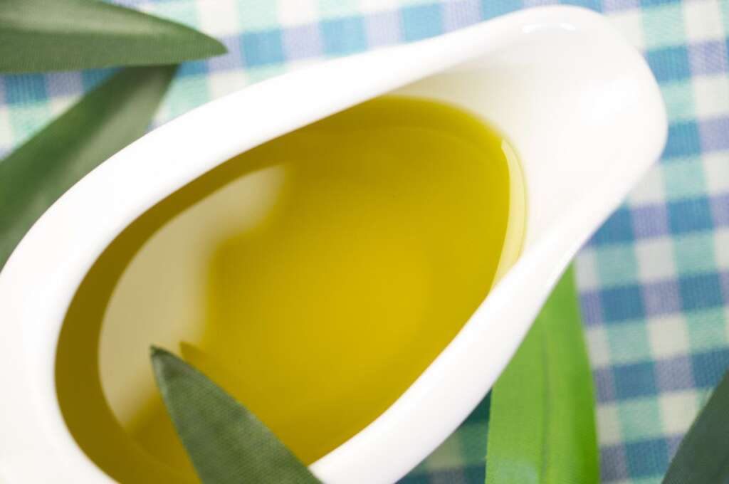 HUILE D'OLIVE - <strong>MYTHE:</strong> C'est une huile excellente pour la santé.    <strong>VÉRITÉ:</strong> Vrai. L'huile d'olive est une bonne source d'oméga-9 qui aide à diminuer le mauvais cholestérol et augmenter le bon. Puisqu'elle est riche en gras, limitez votre consommation à une à deux cuillères par jour.