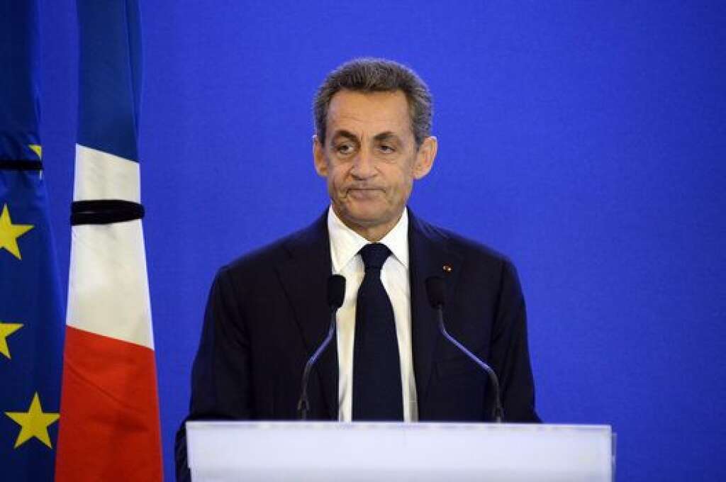 FLOP #4: Nicolas Sarkozy, le convalescent - Après une très mauvaise séquence qui l'a vu tutoyer la dernière place de notre classement, Nicolas Sarkozy remonte douvement la pente à la faveur d'une intense campagne de communication. Celui qui n'est pas encore candidat à la primaire connait un net recul d'avis négatifs et se rapproche de la porte de sortie de notre Flop5.   <strong>Opinions positives:</strong> 17 (+3) <strong>Opinions négatives:</strong> 52 (-6) <strong>Score net:</strong> -35 (+9)