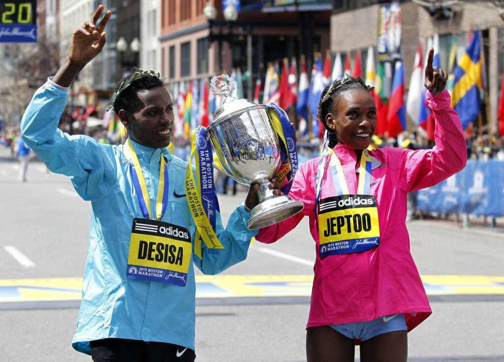 Les deux vainqueurs - Lelisa Desisa Benti (à gauche) et Rita Jeptoo (à droite), les deux vainqueurs de la 117ème édition du Marathon de Boston posent à côté de leur trophée. Deux heures avant les explosions.
