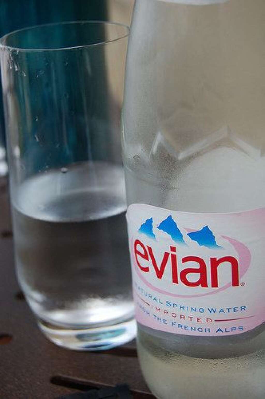 ... le litre d'Evian? -1 centime - Imposée à 5,5%, la bouteille d'Evian coûtait en moyenne 50 centimes. Avec la TVA à 5%, son prix baissera à peine de 1 centime, hors inflation.