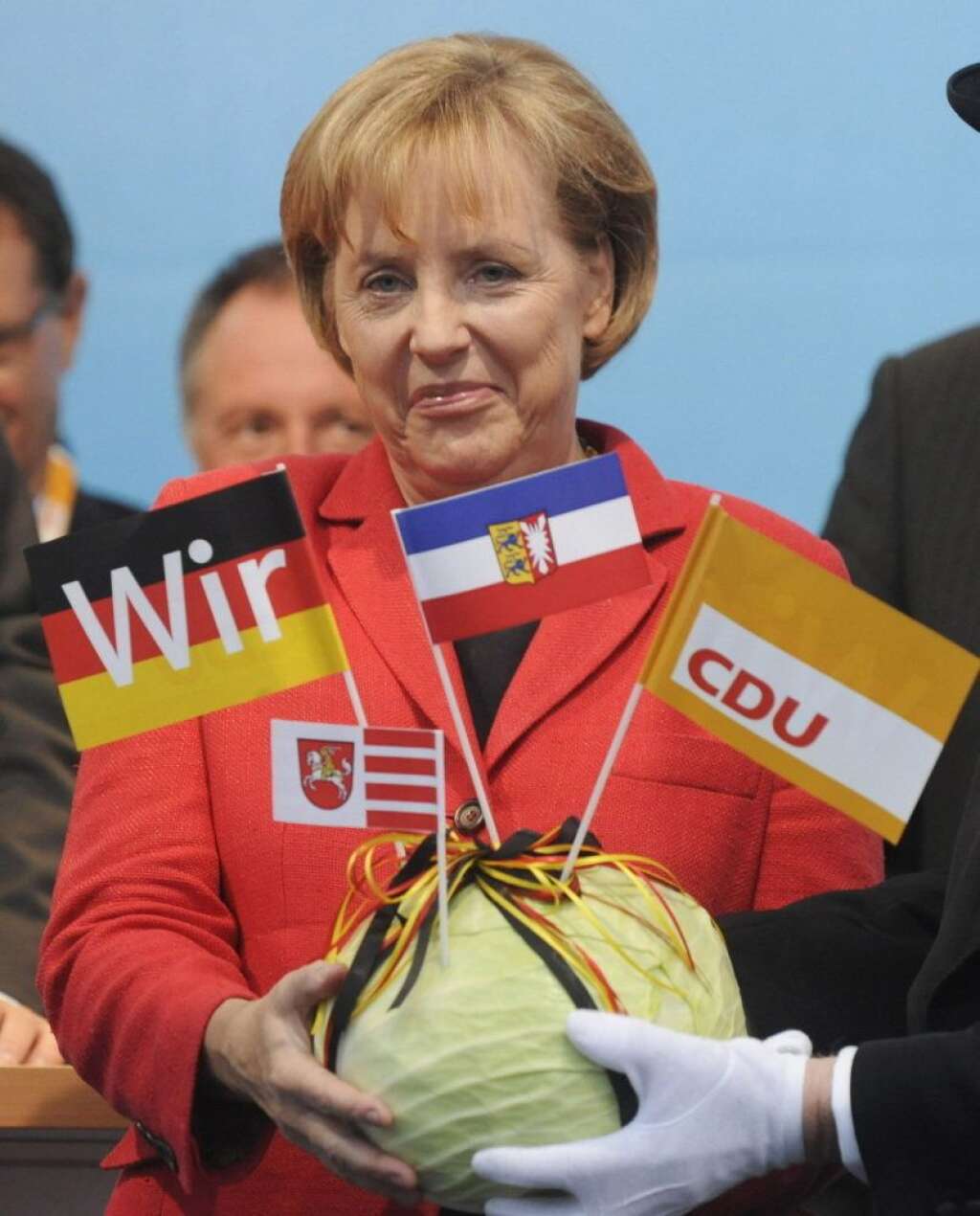 Angela Merkel aime la soupe et le chou - CE QU'ELLE AIME: Angela Merkel affirme avoir des goûts simples et privilégie la tradition culinaire allemande. Le ragoût et les paupiettes figurent parmi ses plats préférés, tout comme la soupe de pommes de terre et le chou farci. Mais la chancelière allemande adore également le fromage, ce qui lui fait au moins un point commun avec François Hollande.