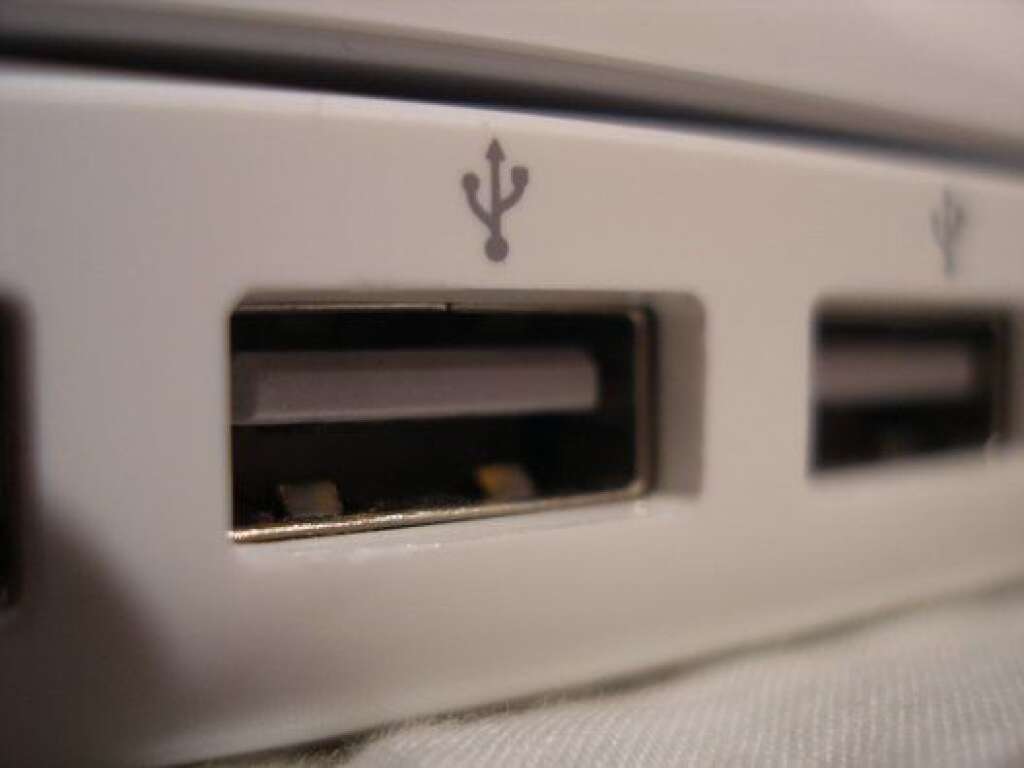 Port USB - Sur beaucoup d'ordinateur, les ports USB se trouvent à droite. Pas très pratique pour un gaucher qui doit se tordre dans tous les sens pour insérer sa clé.