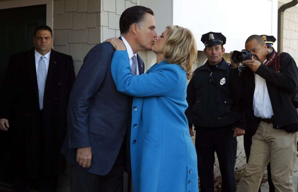 Le bisou présidentiable - Mitt Romney et son épouse ont voté à Belmont dans le Massachusetts.
