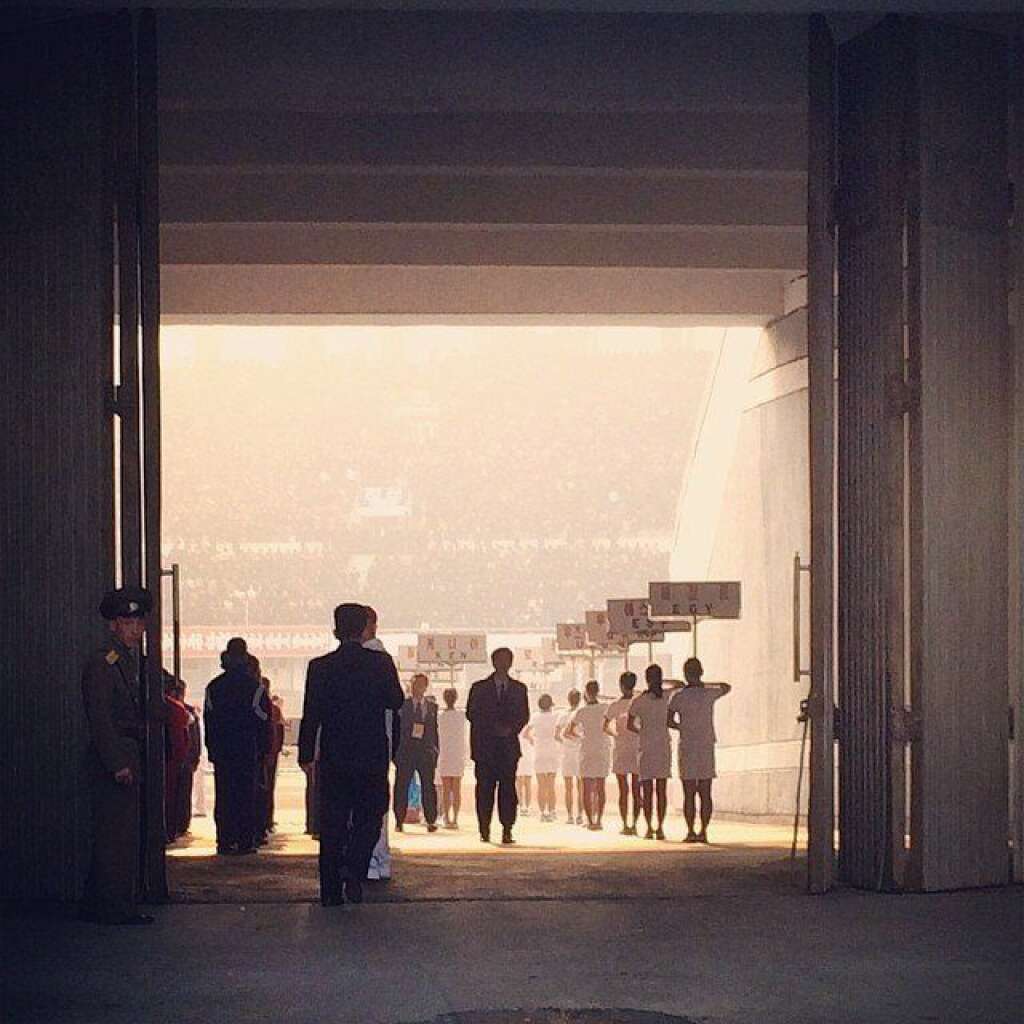 - "Avant d'entrer dans le stade pour le marathon de Pyongyang. Hunger Games dans la vraie vie."