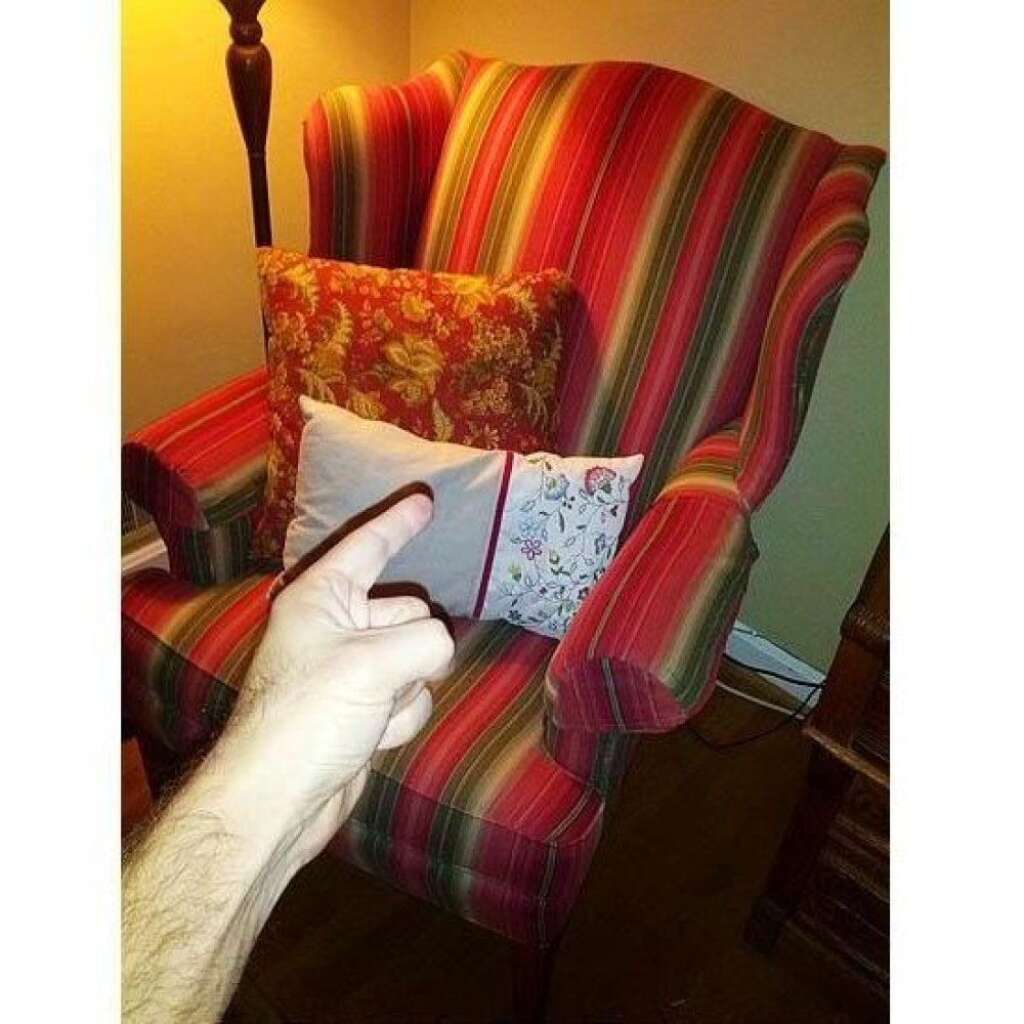 La dernière mode: se photographier du doigt en pointant une chaise vide - Le nom de ce running gag photographique: le eastwooding!