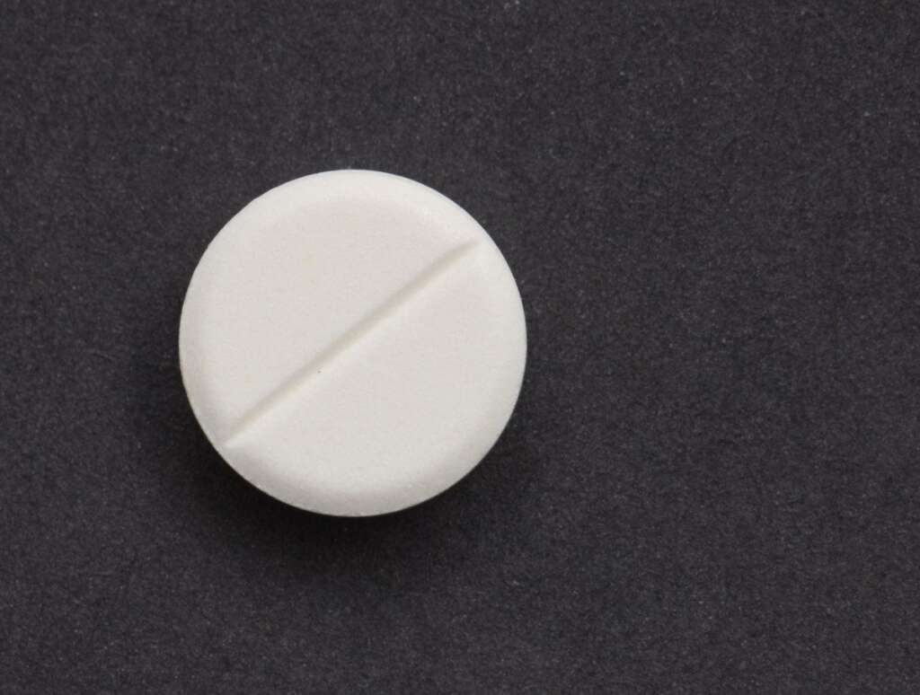 Aspirine? Ibuprofène? Paracétamol? - Il existe de nombreuses prescriptions en cas de maux de tête. L'aspirine et l'ibuprofène sont déconseillés parce que ce sont des anti-inflammatoires et que l'anti-douleur n'est qu'un effet secondaire. Le paracétamol, tels que le Doliprane, le Dafalgan ou l'Efferalgan, est un antalgique suffisant pour soulager les maux de tête.