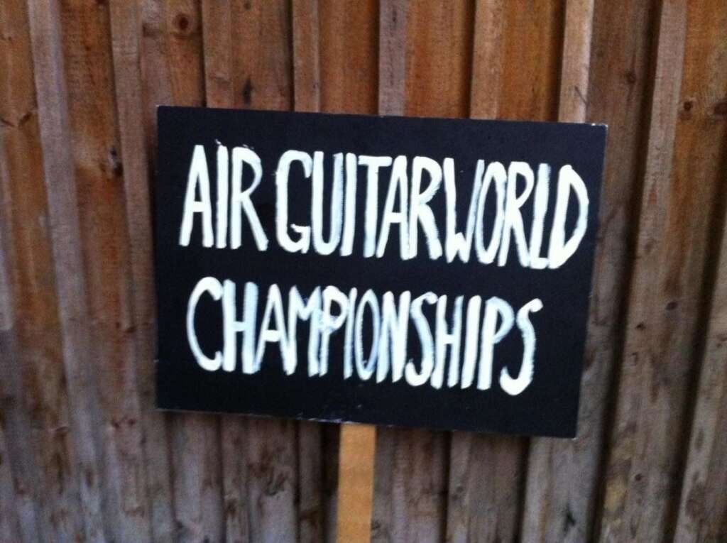 Les championnats du monde de air guitar vus par Airnadette - Ah bah oui, on est cons, il suffisait de suivre le panneau.