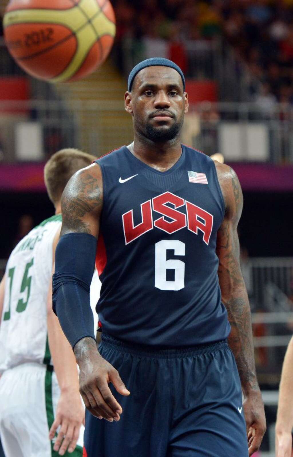 2. LeBron James - 53 millions de dollars - LeBron James évolue au sein du Miami Heat. Il est la star la plus sponsorisée de la NBA avec Nike, McDonald's, Coca-Cola, State Farm et Dunkin' Donuts.