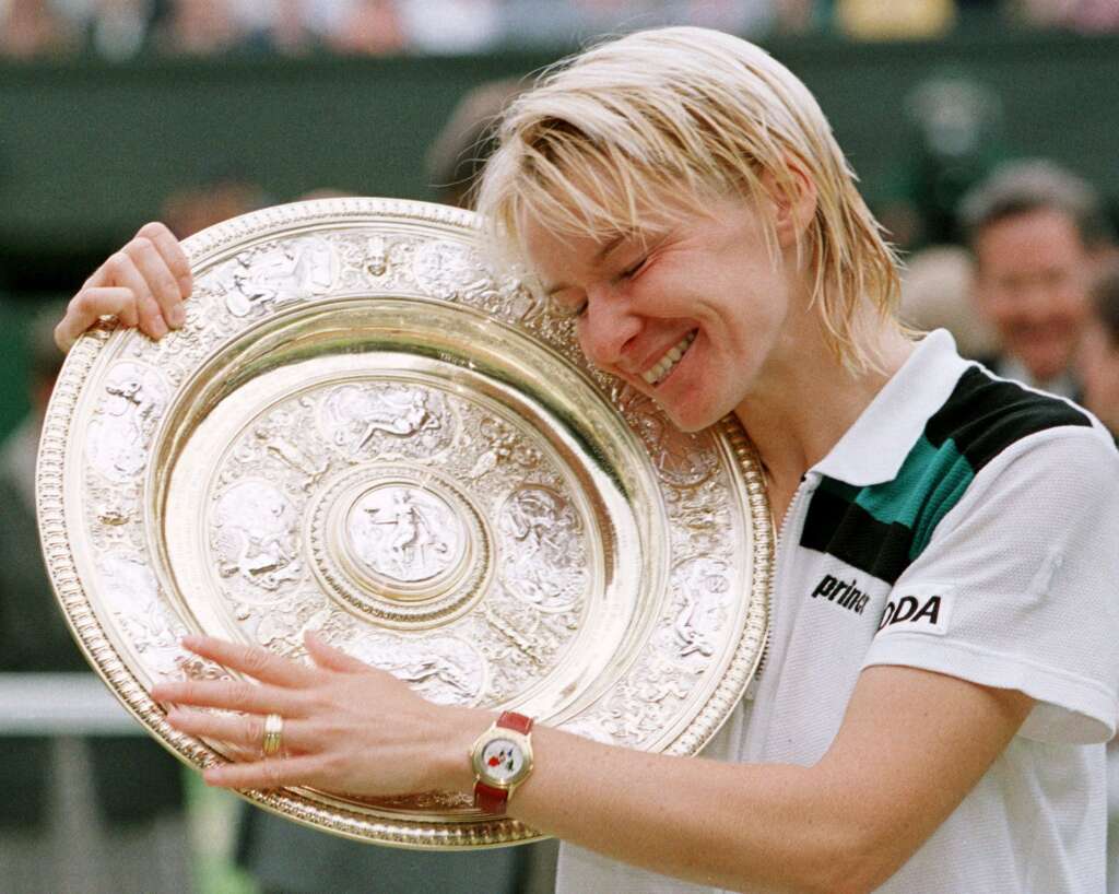 19 novembre - Jana Novotna - <p>L'ex-numéro 2 mondiale en simple (1997) est morte des suites d'un cancer. La joueuse tchèque était âgée de 49 ans. Elle avait arrêté sa carrière en 1999.</p>  <p>Jana Novotna a notamment remporté Wimbledon en 1998 en battant en finale la française Nathalie Tauziat.</p>  <p><strong>» Lire notre article complet <a href="http://www.huffingtonpost.fr/2017/11/20/jana-novotna-est-morte-deces-de-lex-n-2-mondiale-de-tennis-a-49-ans_a_23282684/?utm_hp_ref=fr-homepage">en cliquant ici</a></strong></p>