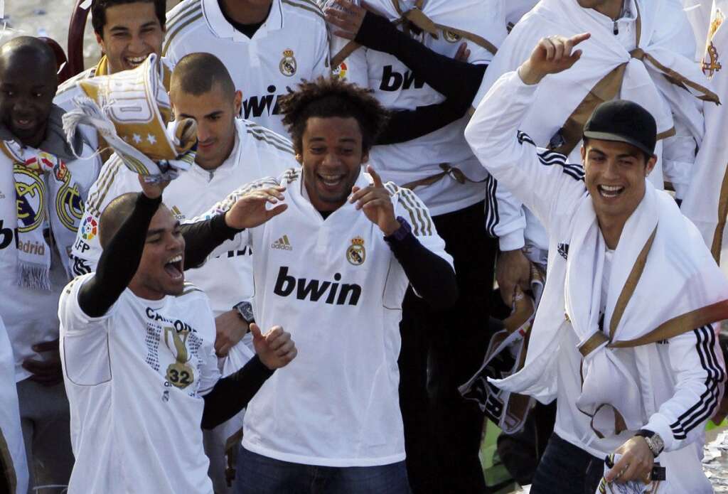 N°1 - Real Madrid - <span style="text-decoration:underline;">Sport:</span> Football <span style="text-decoration:underline;">Pays:</span> Espagne <span style="text-decoration:underline;">Évalué à:</span> 3,3 milliards de dollars  Un titre de plus pour le Real Madrid (32 fois vainqueur de la Liga et neuf fois de la Ligue des Champions) qui se place premier au classement Forbes. Le club possède les revenus les plus élevés avec 650 millions de dollars pour la saison 2011-2012.   Des revenus en augmentation de 62 % sur les trois dernières années et qui ne devraient pas s'arrêter de grimper. Le Real a renouvelé son contrat avec <em>Adidas </em>l'année dernière et vient surtout de signer un contrat 39 millions de dollars par an sur 5 an avec <em>Emirates</em>.