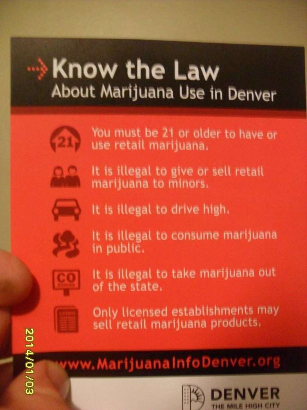 - "Connaître la loi sur la consommation de Marijuana à Denver", est-il écrit.  "Vous devez avoir 21 ans ou plus", "il est illégal de vendre ou de donner de la marijuana aux mineurs", "de conduire sous l'emprise de la drogue", d'en "consommer en public" ou de "sortir la marijuana du Colorado", détaille le prospectus.  "Seuls les établissements agréés peuvent vendre de la marijuana", rappelle enfin cette carte. Le même texte se retrouve de l'autre côté en langue espagnole.