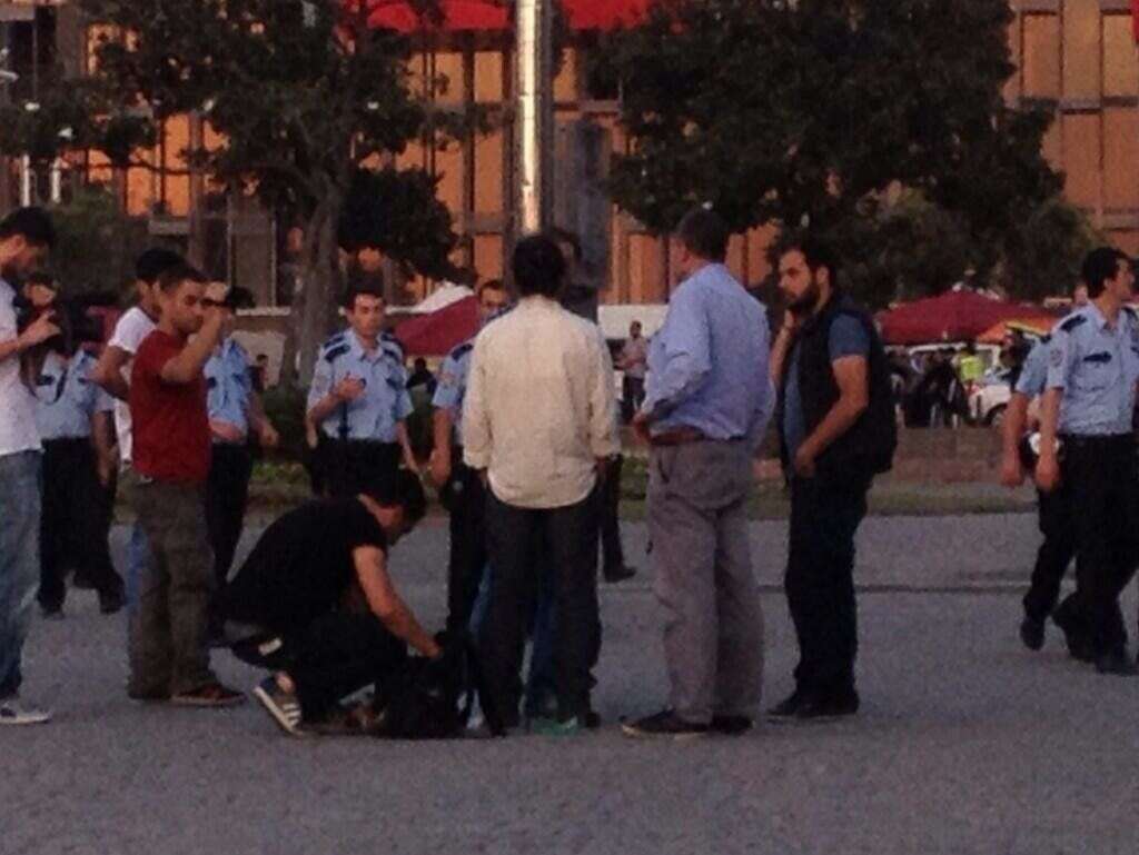 Duran Adam - La police fouille Erdem Gündüz, sur la place Taksim à Istanbul le 17 juin 2013.