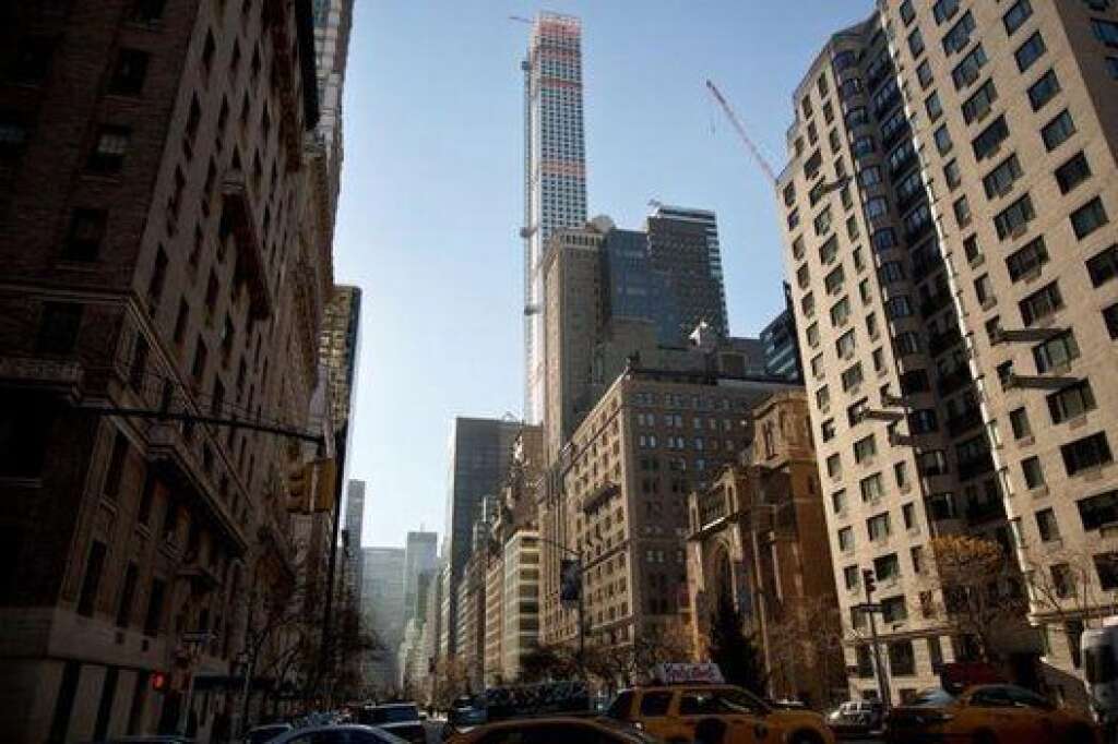 432 Park Avenue à New York (États-Unis) - Une fois achevée à la fin de l'année, <a href="http://www.huffingtonpost.fr/2014/10/18/photos-432-park-avenue-new-york_n_6008198.html" target="_blank">cette spectaculaire tour filiforme </a>deviendra la troisième plus haute de New York avec ses 426 mètres. Uniquement résidentielle, elle sera composée de 147 appartements en copropriété. Prix de l'édifice: un milliard de dollars.