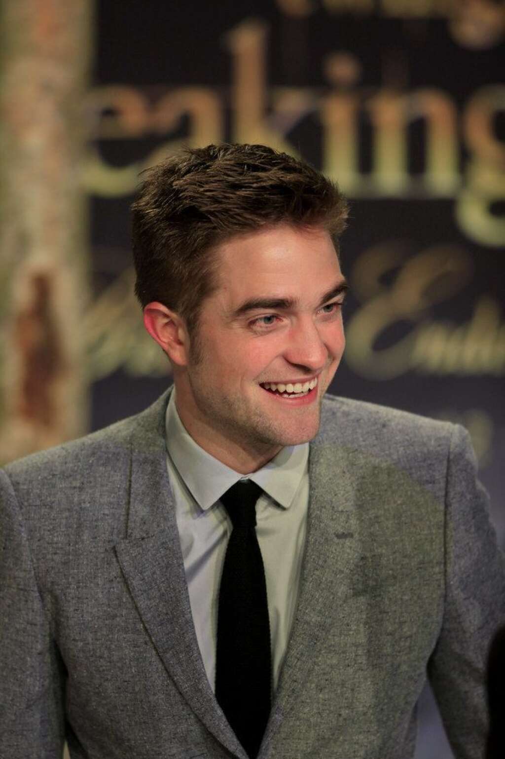 Robert Pattinson - Dans une interview accordée à "<a href="http://www.mtv.com/news/articles/1607791/robert-pattinson-admits-lazy-hygiene-habits.jhtml">Extra</a>", la star de "Twilight" a avoué qu'il ne s'était pas lavé les cheveux pendant 6 semaines et qu'il ne prêtait pas non plus attention à la propreté de son appartement.