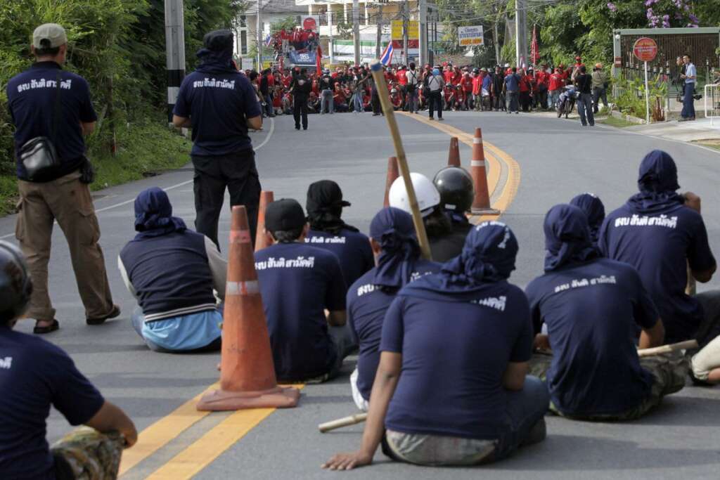 Les chemises bleues - Les "chemises bleues" ont fait parler d'elles en 2009 lors du sommet de l'Asean à Pattaya. A cette époque c'est Abhisit Vejjajiva, du parti démocrate, qui est alors premier ministre.   "Les Chemises bleues sont apparues quand les Chemises rouges ont commencé à sérieusement mettre au défi le gouvernement. Dans un premier temps, elles ont affirmé ne vouloir que protéger les lieux publics, comme l'aéroport. Mais les Chemises rouges les ont bientôt accusés d'être des hommes de main à la solde du gouvernement", <a href="http://fr.globalvoicesonline.org/2009/04/13/6388/" target="_blank">résume Global Voices</a>.   <em>Photo prise le 11 avril 2009 à Pattaya.</em>