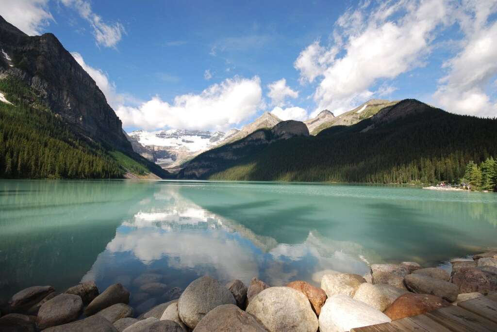 3. Découvrir des paysages incroyables - De nombreux lacs aux couleurs exceptionnelles <a href="http://www.monnuage.fr/photos/point-d-interet/56898/194967" target="_blank">comme le Lac Moraine et le Lac Louise</a>, mais aussi les parcs naturels comme Banff, Jasper, les 1000 îles, et Gros Morne sont des merveilles à visiter entre amis ou en famille. Après tout, qui n’a jamais rêvé de partir pêcher la truite au Canada ?