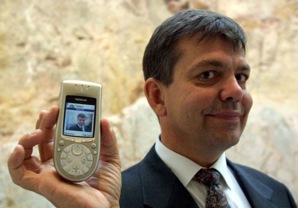 2002 - Le Nokia 3650 intègre une caméra - Il est enfin possible de filmer grâce à son téléphone.