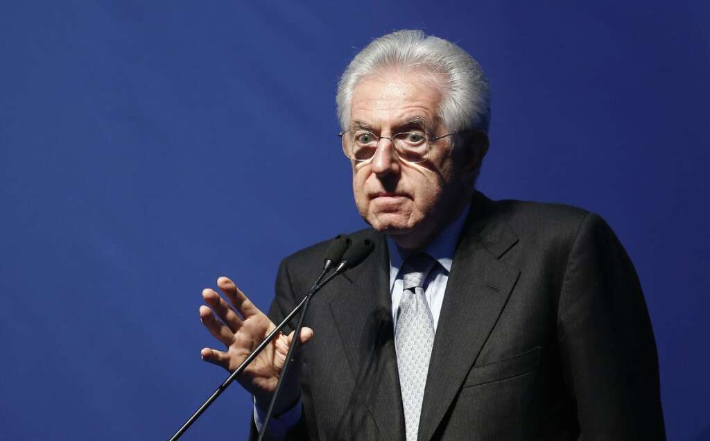 Mario Monti, le technocrate pince-sans-rires - À 69 ans, celui qui a dirigé l'Italie pendant un peu plus d'un an jusqu'à sa "montée en politique" fin décembre, a subi à cette occasion un changement radical d'image. Dans la péninsule, c'est comme si tout le monde avait oublié dans quel état se trouvait le pays le 16 novembre 2011 quand Mario Monti, un ex-commissaire européen peu connu, a succédé à un Silvio Berlusconi empêtré dans des scandales et la crise de l'euro.   A l'époque, ce discret professeur d'économie, surnommé le "cardinal" pour son calme et son côté impénétrable, faisait figure de héros et recours ultime alors que les marchés spéculaient sur un effondrement du pays sous son énorme dette de plus de 2.000 milliards d'euros. En un an, il a restauré la crédibilité de l'Italie, faisant redescendre le spread (écart entre taux italiens et allemands) sous les 300 points, la moitié de son niveau à la fin du mandat Berlusconi. Mais au prix d'une cure d'austérité draconienne ponctuée par une dure réforme des retraites et un alourdissement de la fiscalité.  Sa métamorphose en animal politique a commencé peu après avec l'annonce-surprise de son entrée dans l'arène, le 23 décembre dernier. Mario Monti est devenu aussi présent dans les médias Silvio Berlusconi, qui, à 76 ans, en est à sa sixième campagne électorale en 18 ans et a tout misé sur les télévisions et radios. Et les deux hommes passent leur temps à se quereller par médias interposés, Silvio Berlusconi accusant le gouvernement Monti d'être à l'origine de tous les maux de l'Italie (récession, chômage et impôts en hausse).  Prudent au début, Mario Monti se montre de plus en plus sévère à l'encontre de son prédécesseur, qui l'avait proposé comme commissaire européen en 1994 et pour qui il avait voté à l'époque. Il dit désormais craindre un retour sur les réformes qu'il a promues et estime qu'à cause de lui, l'Italie a été "tournée en ridicule" sur le plan international.  Aux yeux de son électorat, évalué à entre 10% et 15%, le "Professeur" jouit de l'aura d'une carrière remarquable d'économiste. Courtoisie et sobriété sont la marque de fabrique de ce catholique pratiquant éduqué chez les Jésuites, marié depuis 42 ans et père de deux enfants. Au risque de paraître parfois ennuyeux voire robotique.   Son appartenance au club très fermé du Groupe Bilderberg, qui rassemble une centaine d'hommes politiques, financiers, banquiers de toute la planète, a contribué aussi à une image de technocrate éloigné des préoccupations du peuple. Mais après ses premiers pas en politique, il a changé de registre et est passé des piques malicieuses et critiques allusives pimentées d'humour britannique, aux attaques directes: "pendant notre année de gouvernement, nous avons résolu les problèmes que les gouvernements de centre gauche et centre droit avaient laissé pourrir", a-t-il lancé.   Récemment, Mario Monti s'est adouci lorsqu'il a reçu lors d'une émission télévisée, un chien en cadeau. "Regardez comme il est doux", a-t-il lancé, confiant garder souvent les chiens de ses petits-enfants. Dans la même émission, il s'est laissé aller à avaler en souriant une grande rasade de bière, dissertant sur twitter et l'argot des jeunes d'aujourd'hui.