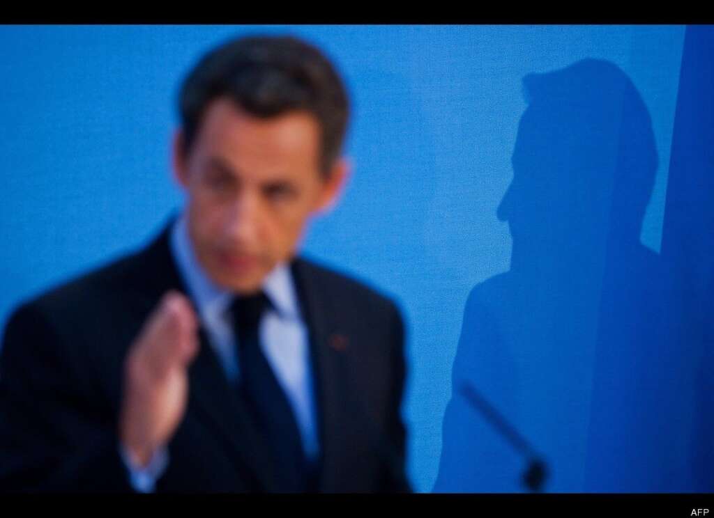 8 juillet 2013: Sarkozy en "sauveur" à l'UMP - Accueilli comme le Messie, Nicolas Sarkozy sort de sa réserve et livre un discours à huis clos devant le Bureau politique de l'UMP. S'il dément faire sa "rentrée politique", Nicolas Sarkozy prend date pour l'avenir et fait la leçon à ses amis. Certains ne lui pardonneront pas.