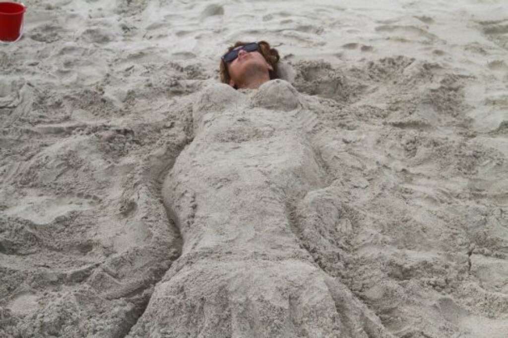 - Sous le sable...  Photo: Beyonce.Tumblr.Com
