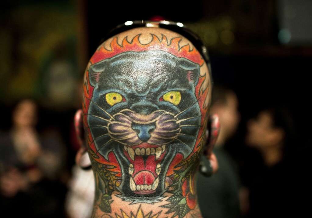 Les tatouages les plus fous - Une panthère tatouée sur le crâne d'un homme à la 15ème convention de tatouages de New York en mai 2012.