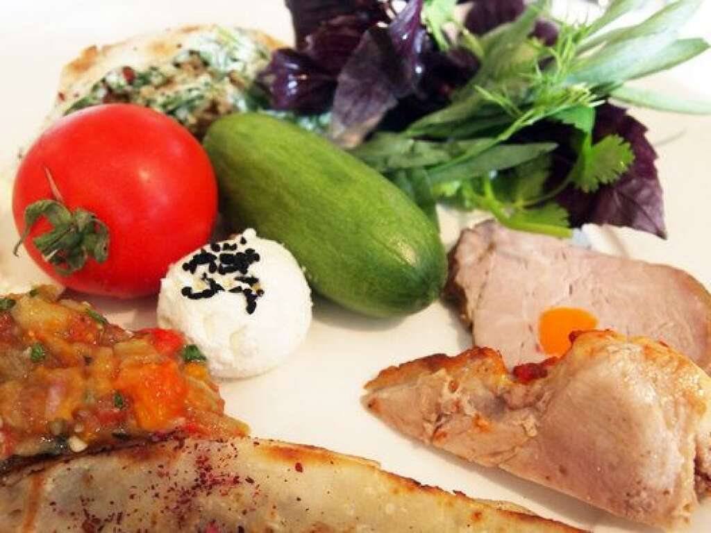 Les entrées de la cuisine azerbaïdjanaise font une large part aux fruits, aux légumes, aux herbes et aux fromages frais (restaurant Nakhchivan). -